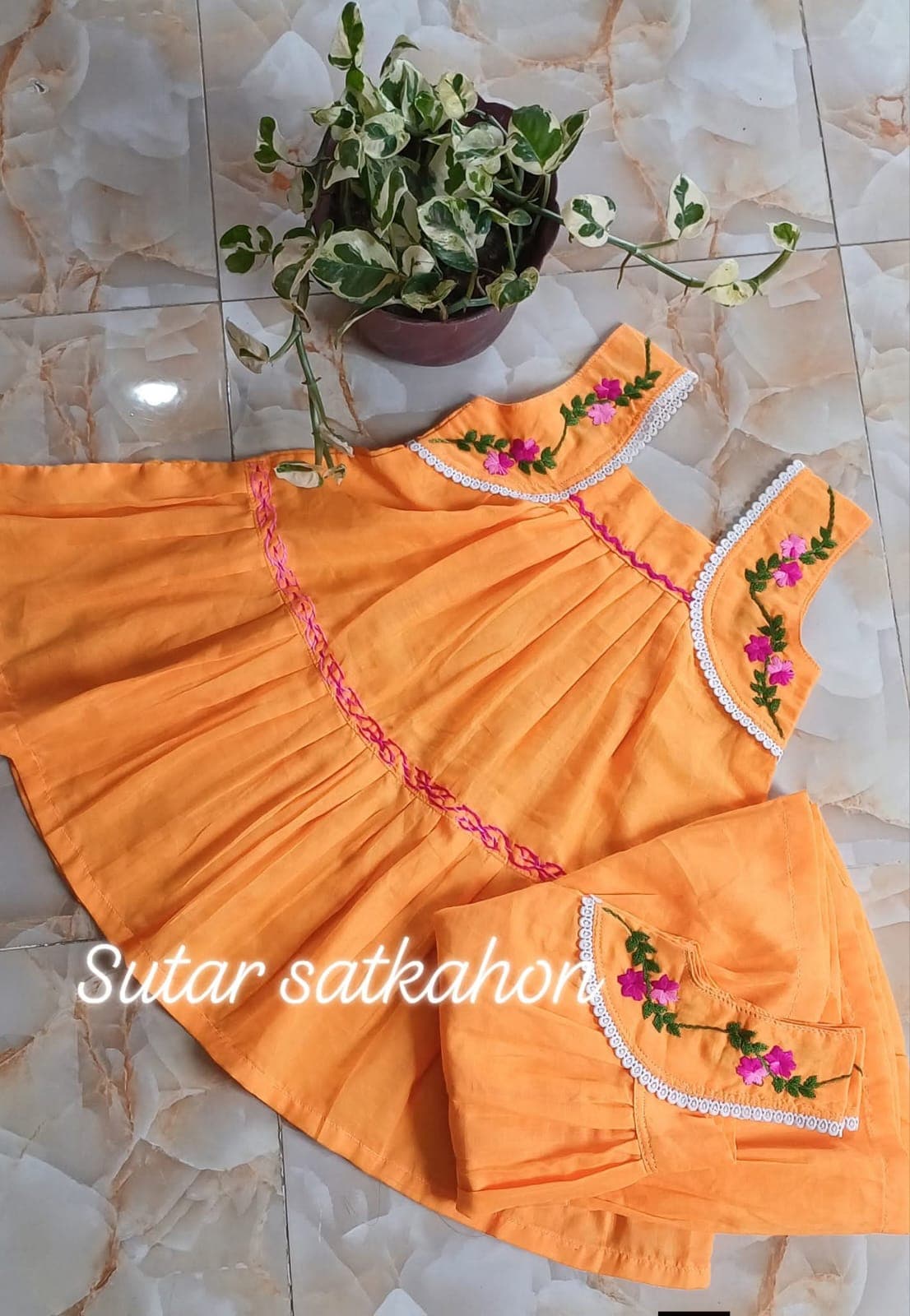গেরুয়া গোলাপলতা ফ্রক